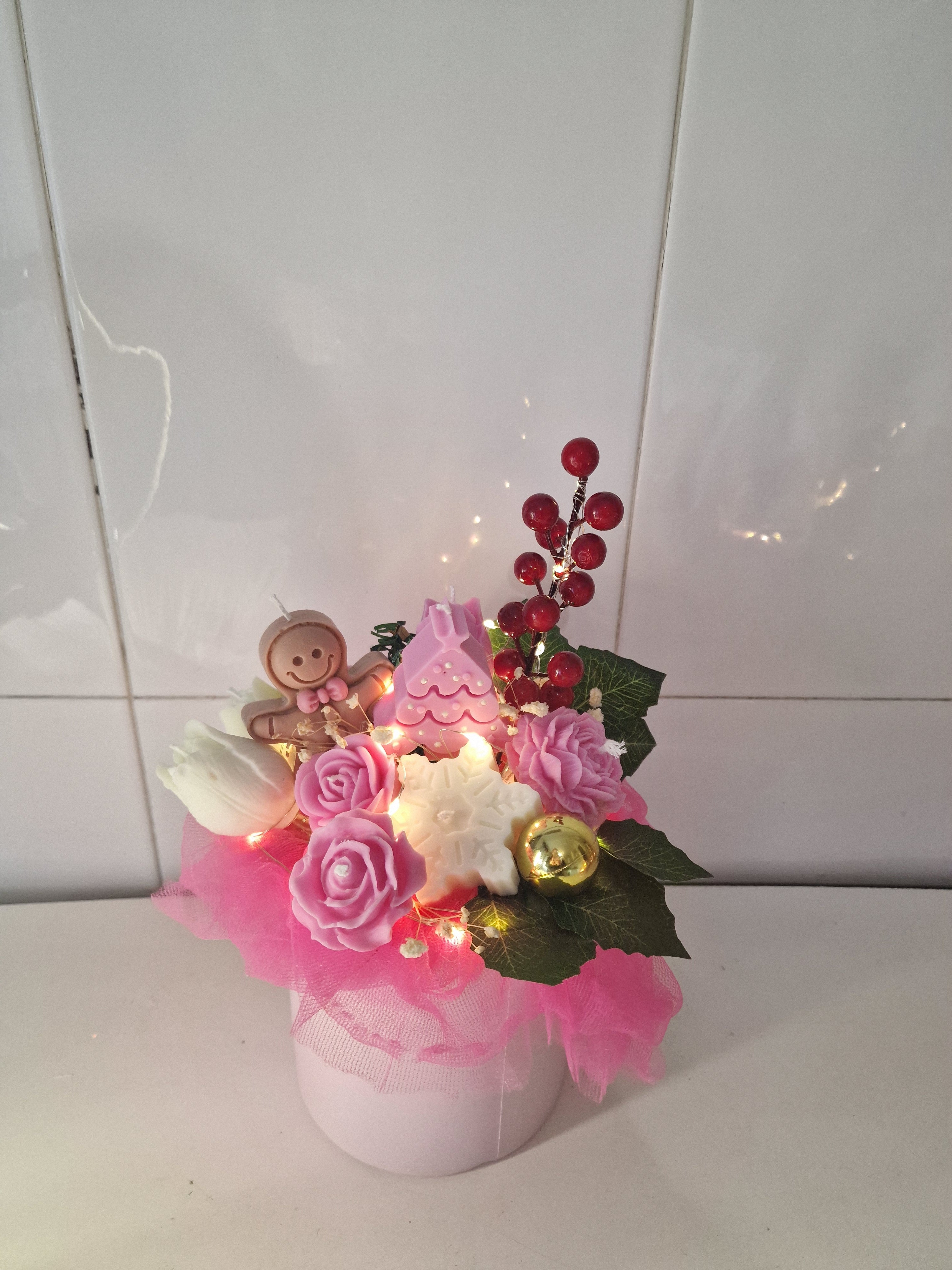 ✨ Bouquet Navideño artesanal de velas aromáticas🎄 Velas en rosa y blanco. Vela de galleta centran en Beige.
