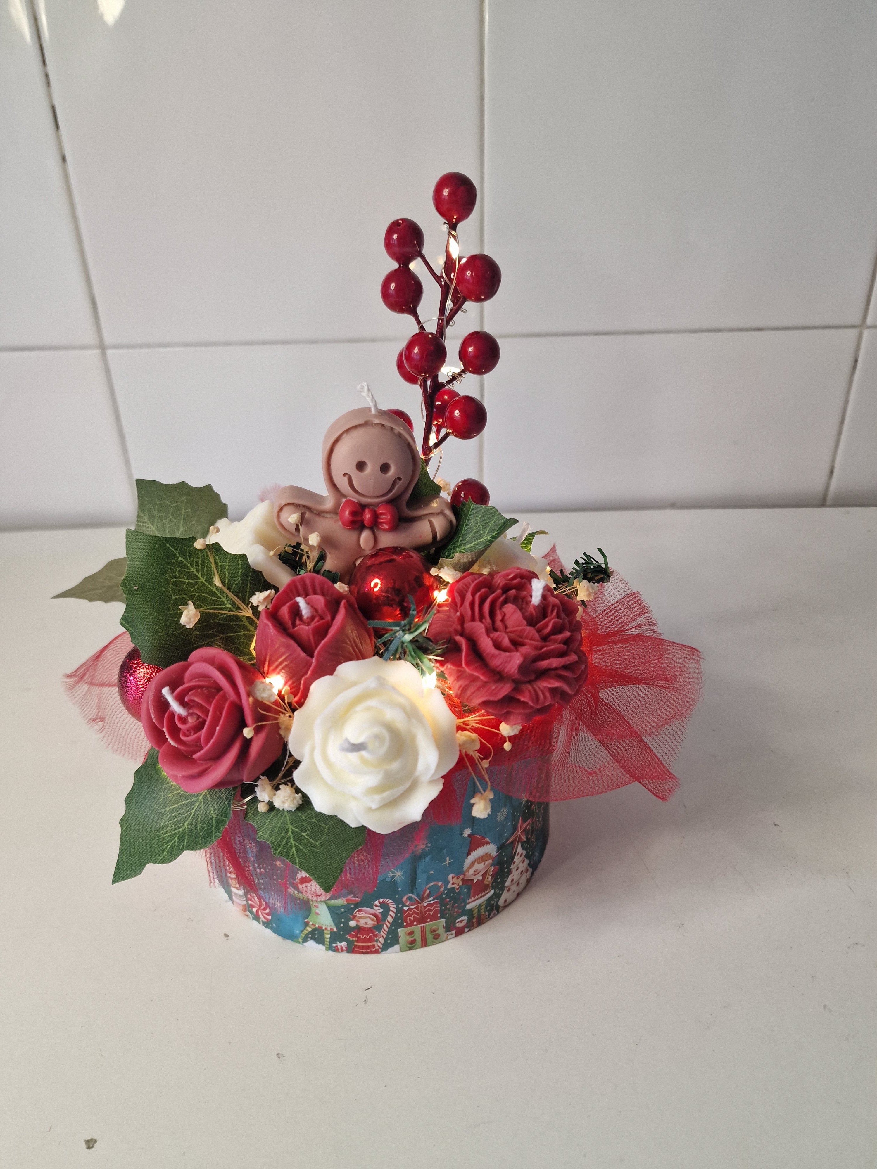 ✨ Bouquet Navideño artesanal de velas aromáticas🎄 Velas en rojo y blanco. Vela galleta central Beige