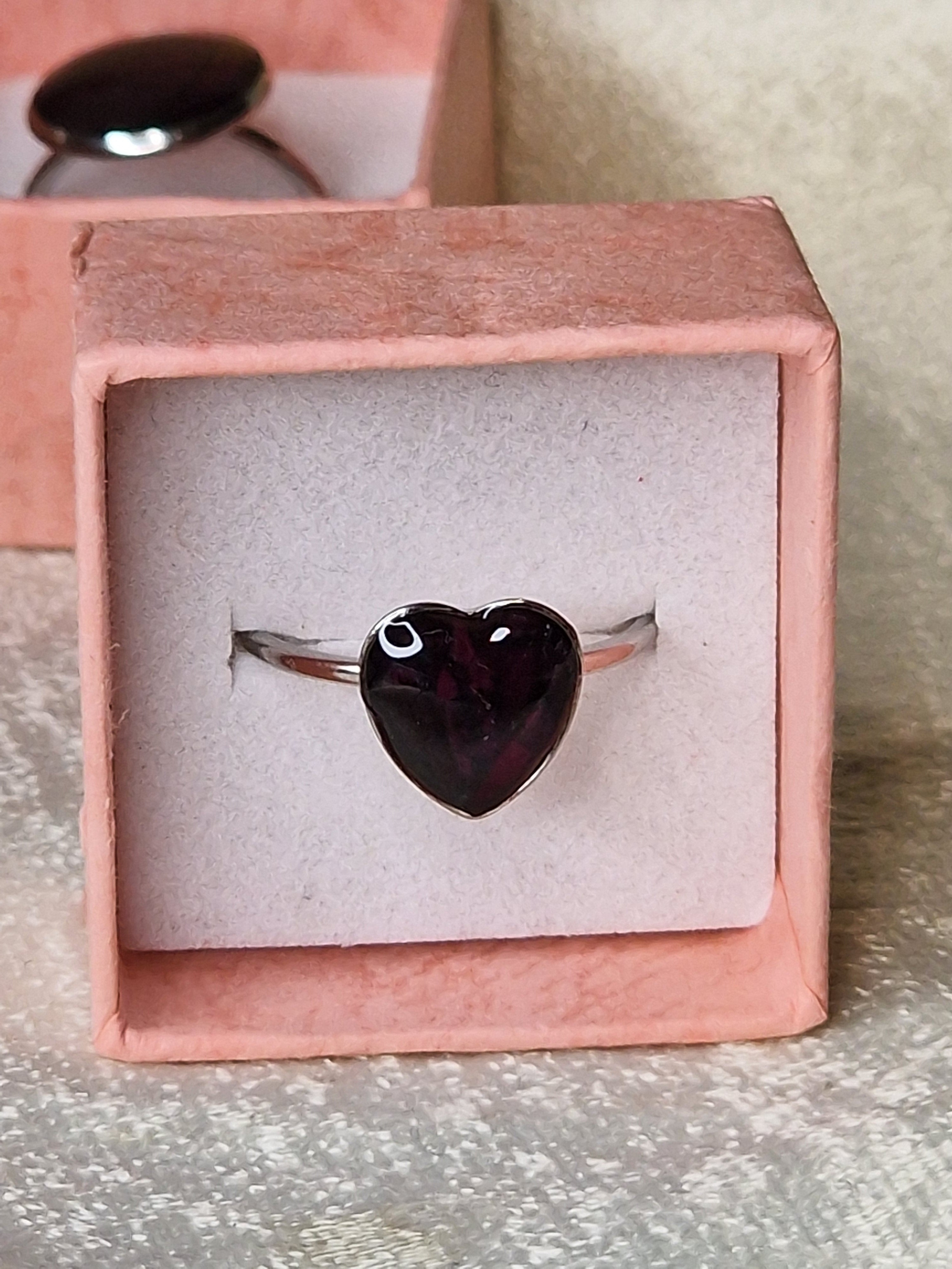 Anillo de rosa roja en forma de corazón.