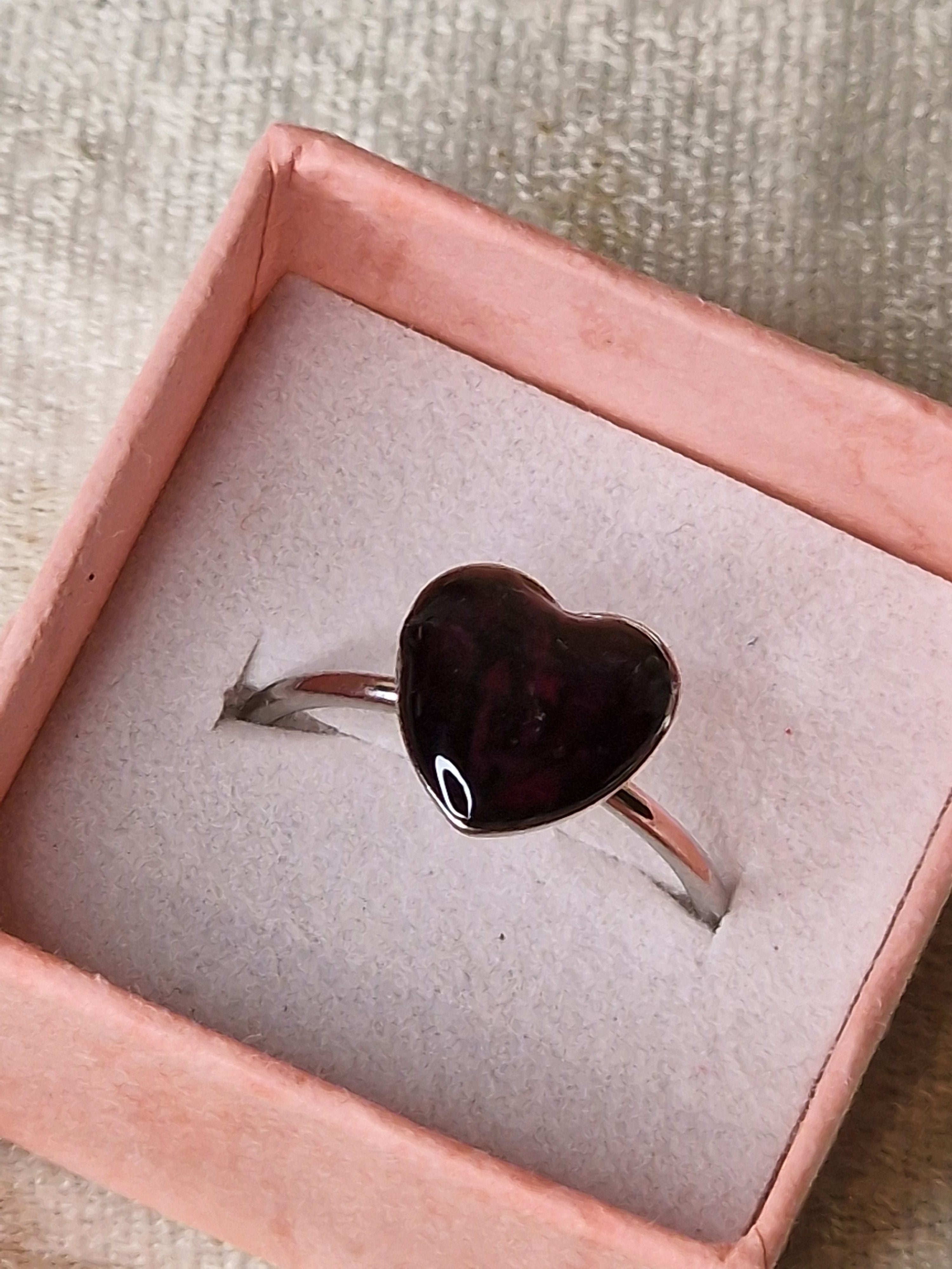 Anillo de rosa roja en forma de corazón.
