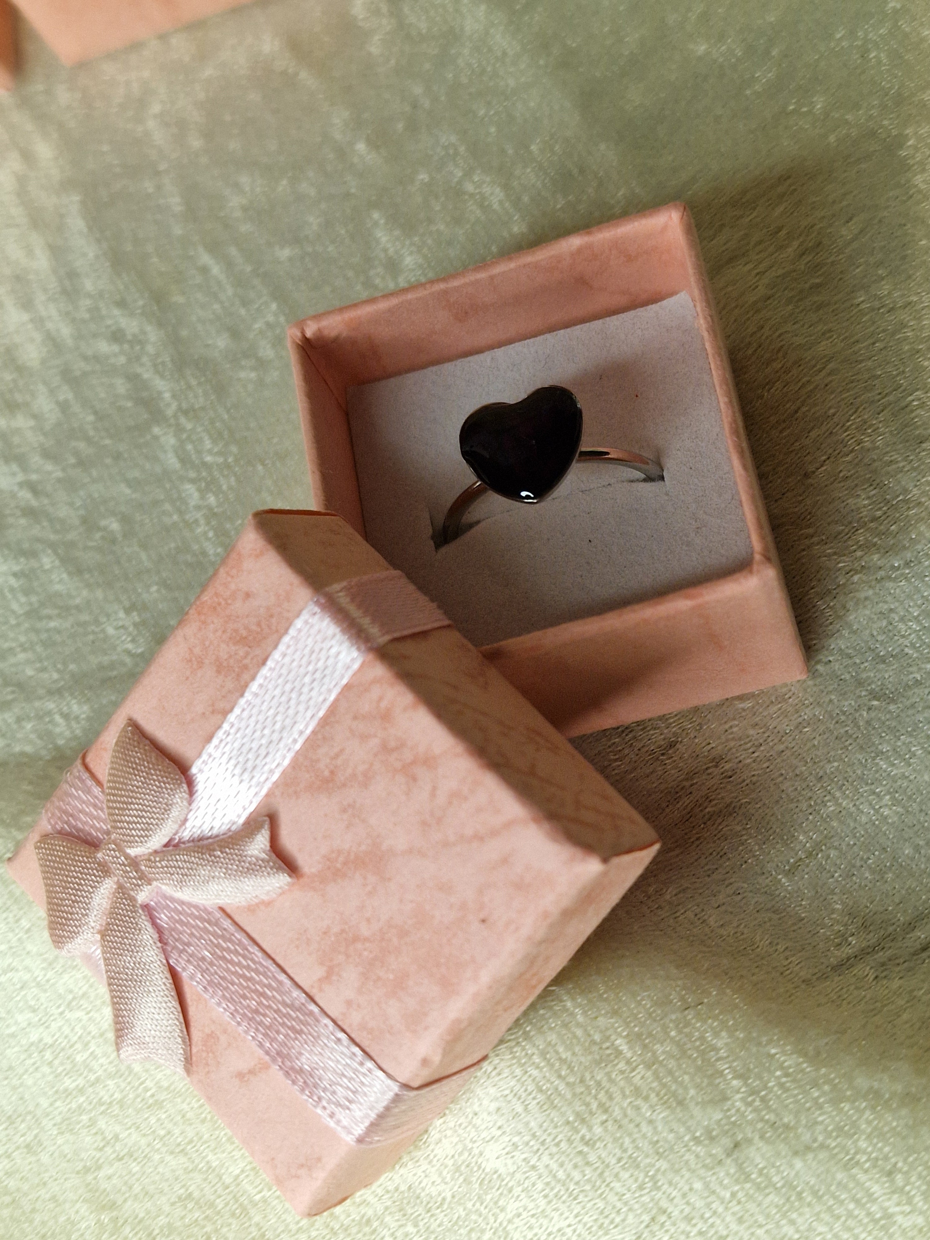Anillo de rosa roja en forma de corazón.