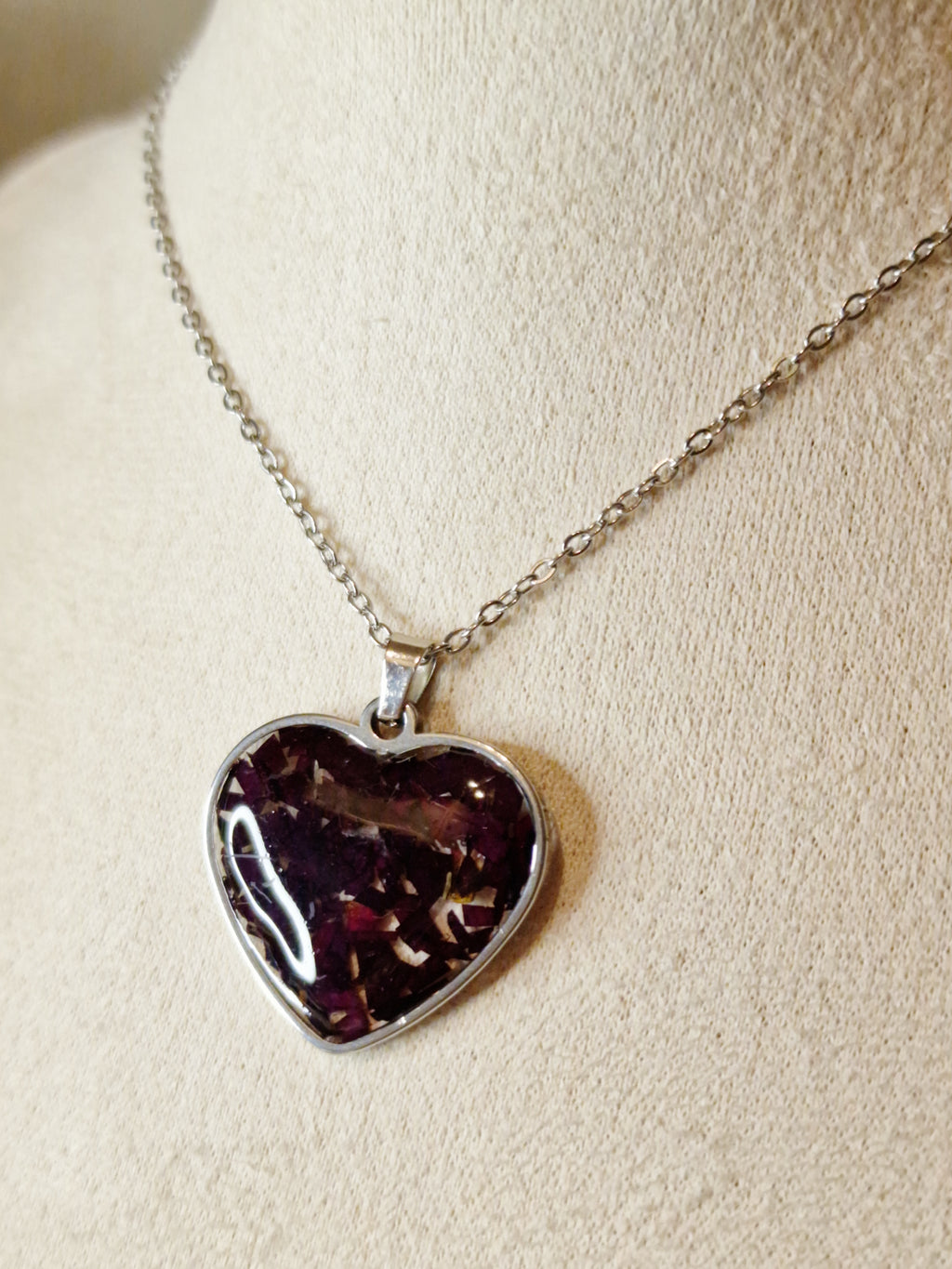 Collar de rosa roja en forma de corazón.