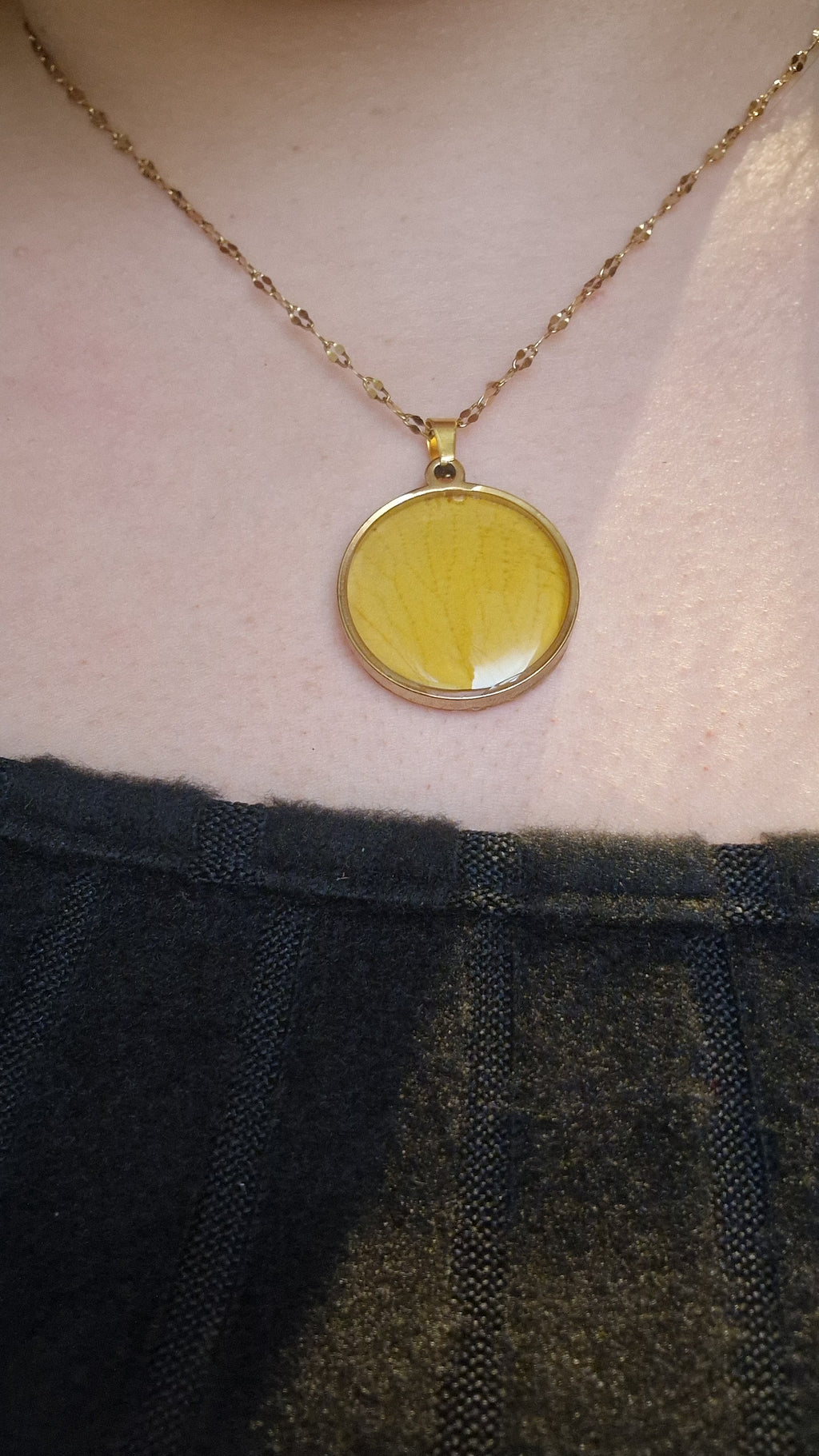 Collar de rosa amarilla.