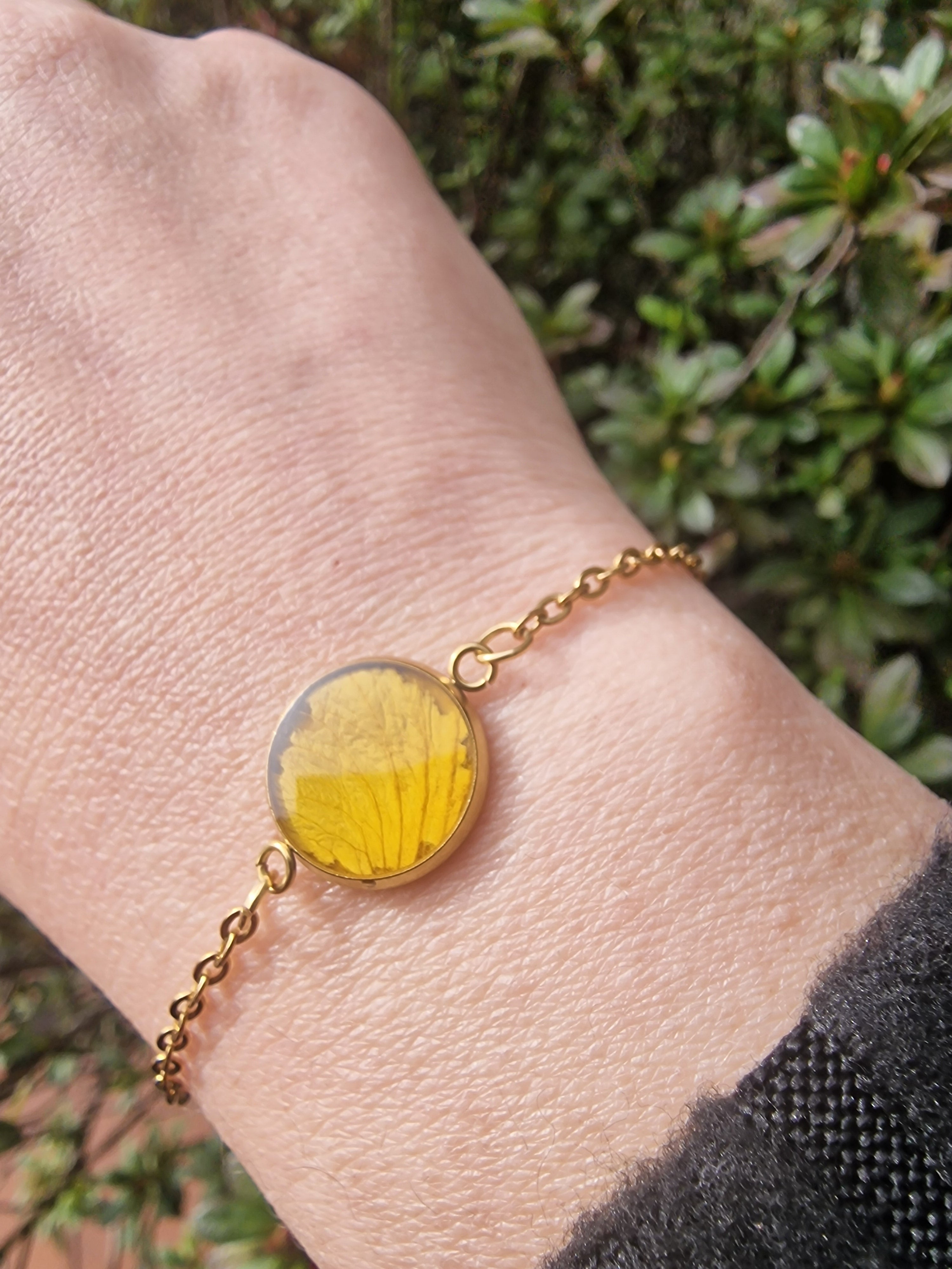 Pulsera de rosa amarilla.
