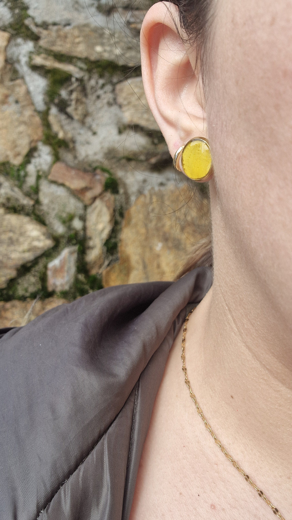 Pendientes de botón de rosa amarilla.