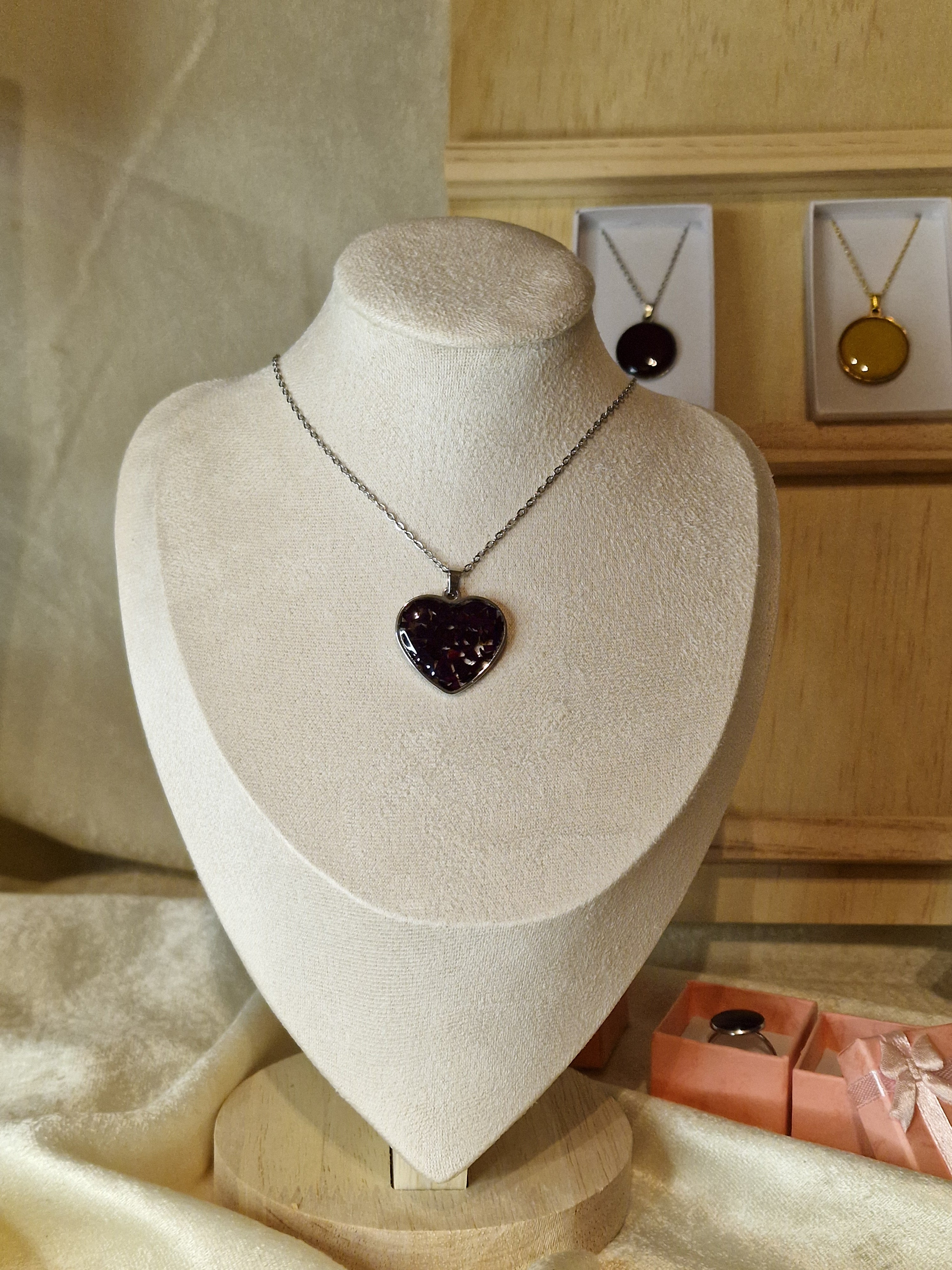 Collar de rosa roja en forma de corazón.