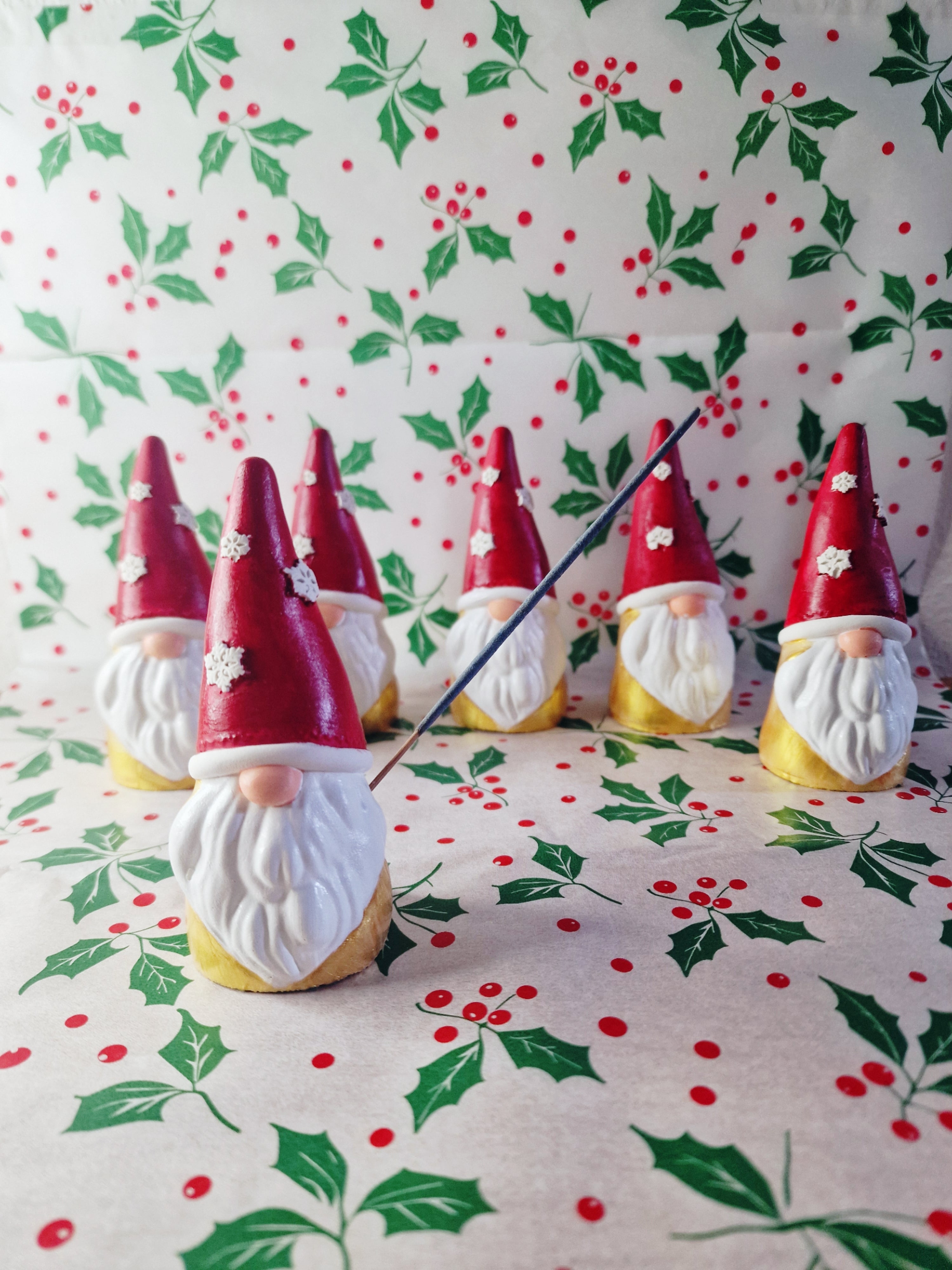 Gnomo Navideño Artesanal – Portaincensos de Cerámica Pintado a Mano