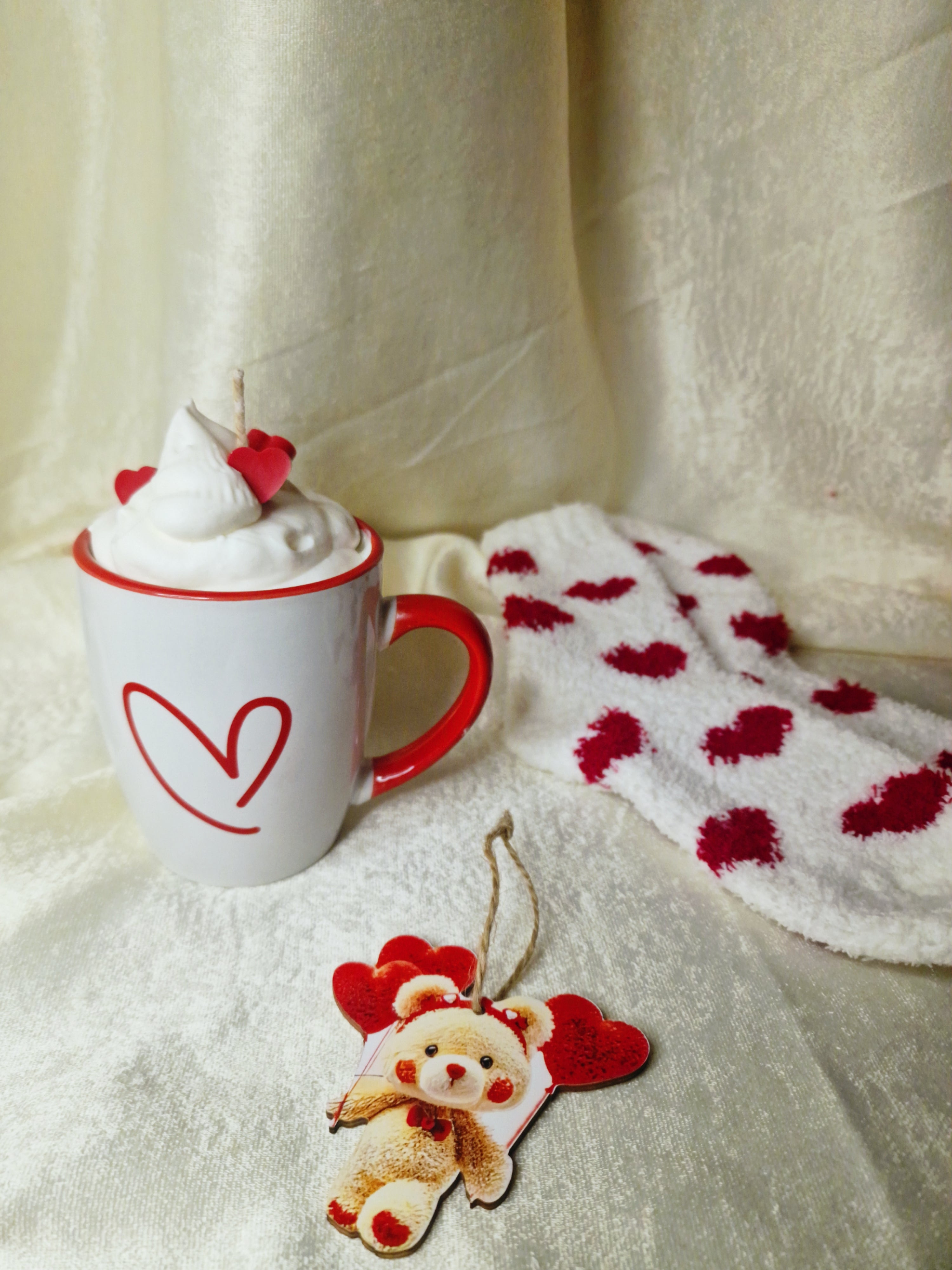 Pack I LOVE YOU · Vela en taza aromática de fresas con nata tipo postre + Calcetines peluditos+ llavero osito